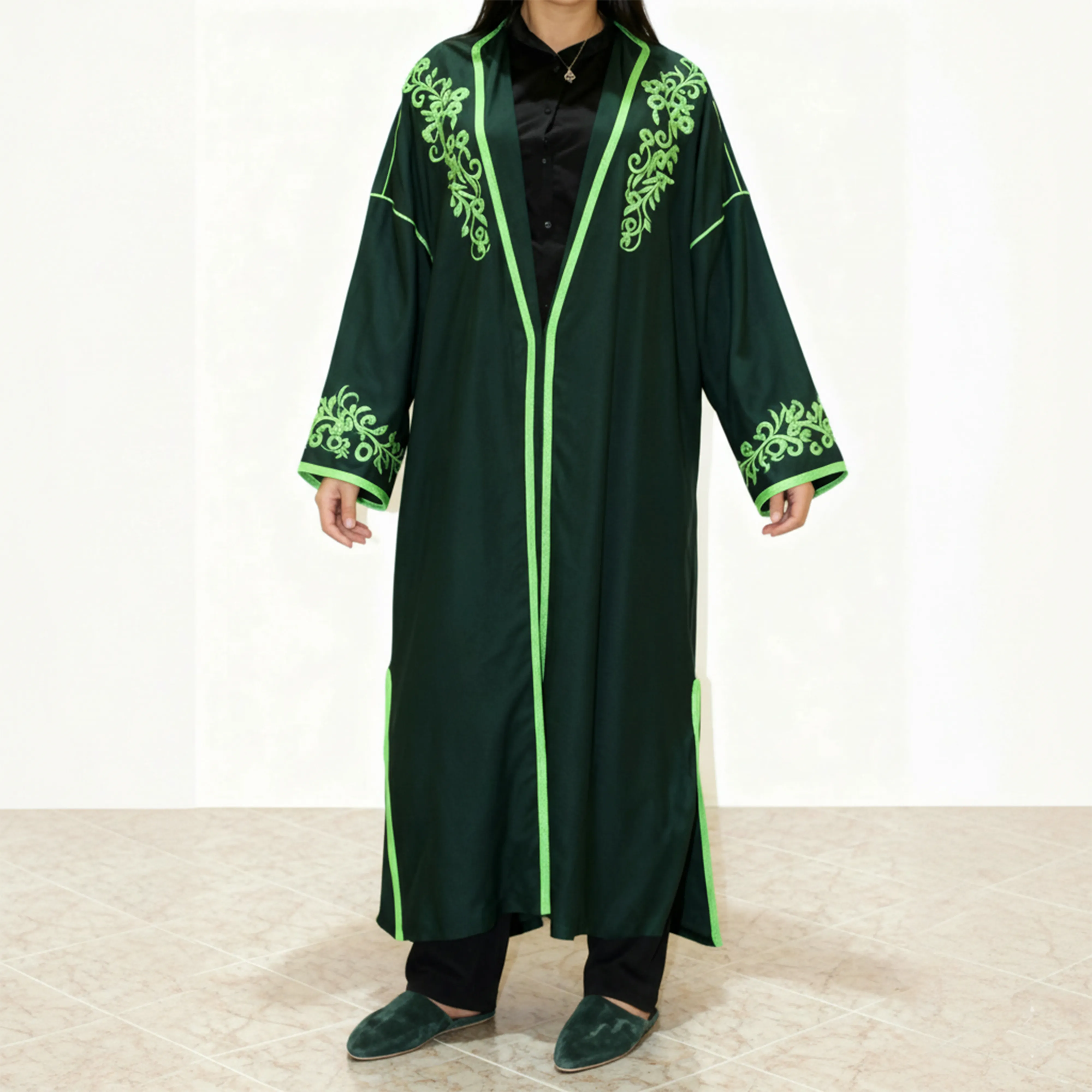 Caftan moderne vert foncé avec broderies vert clair | Abaya chic marocaine pour femme