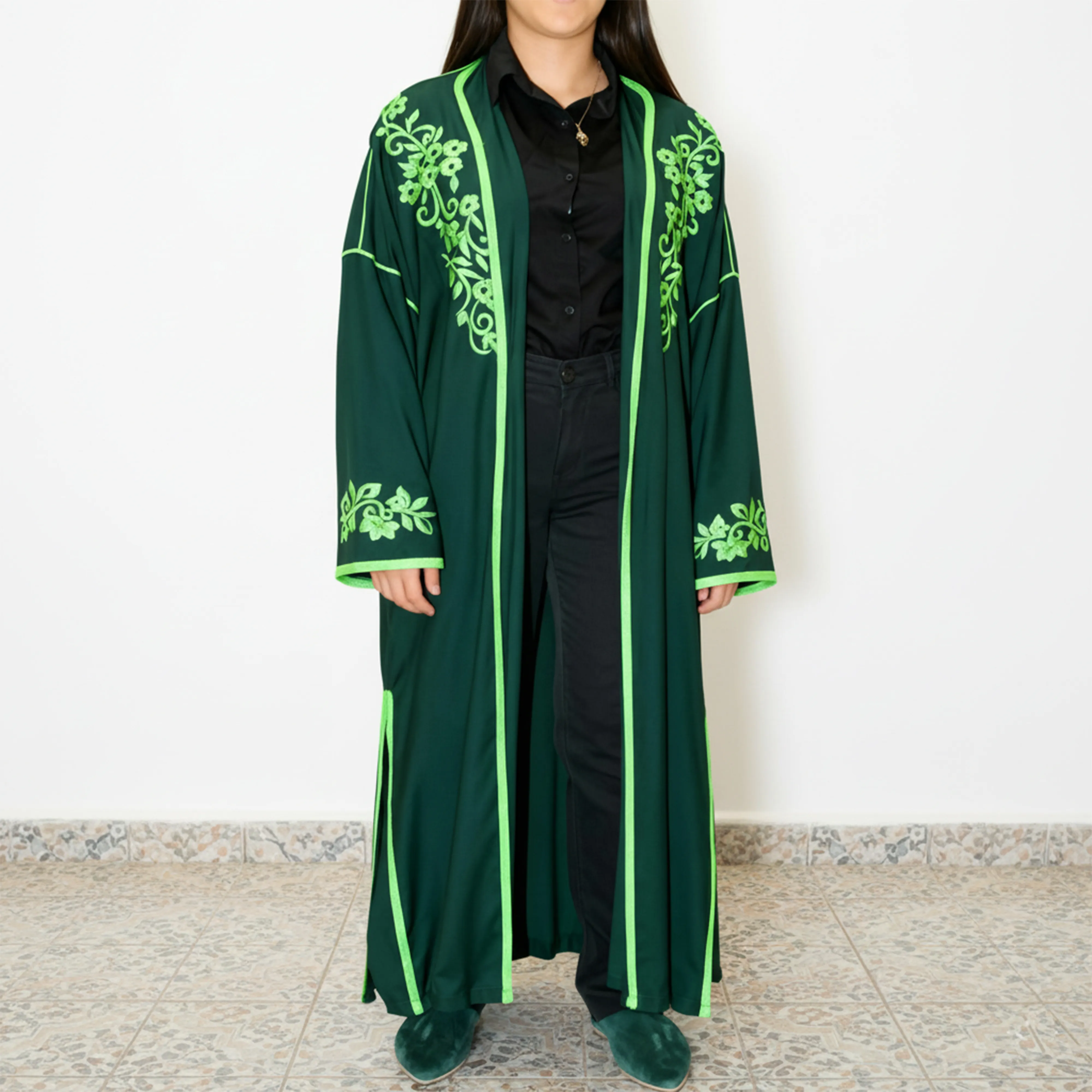 Caftan moderne vert foncé avec broderies vert clair | Abaya chic marocaine pour femme
