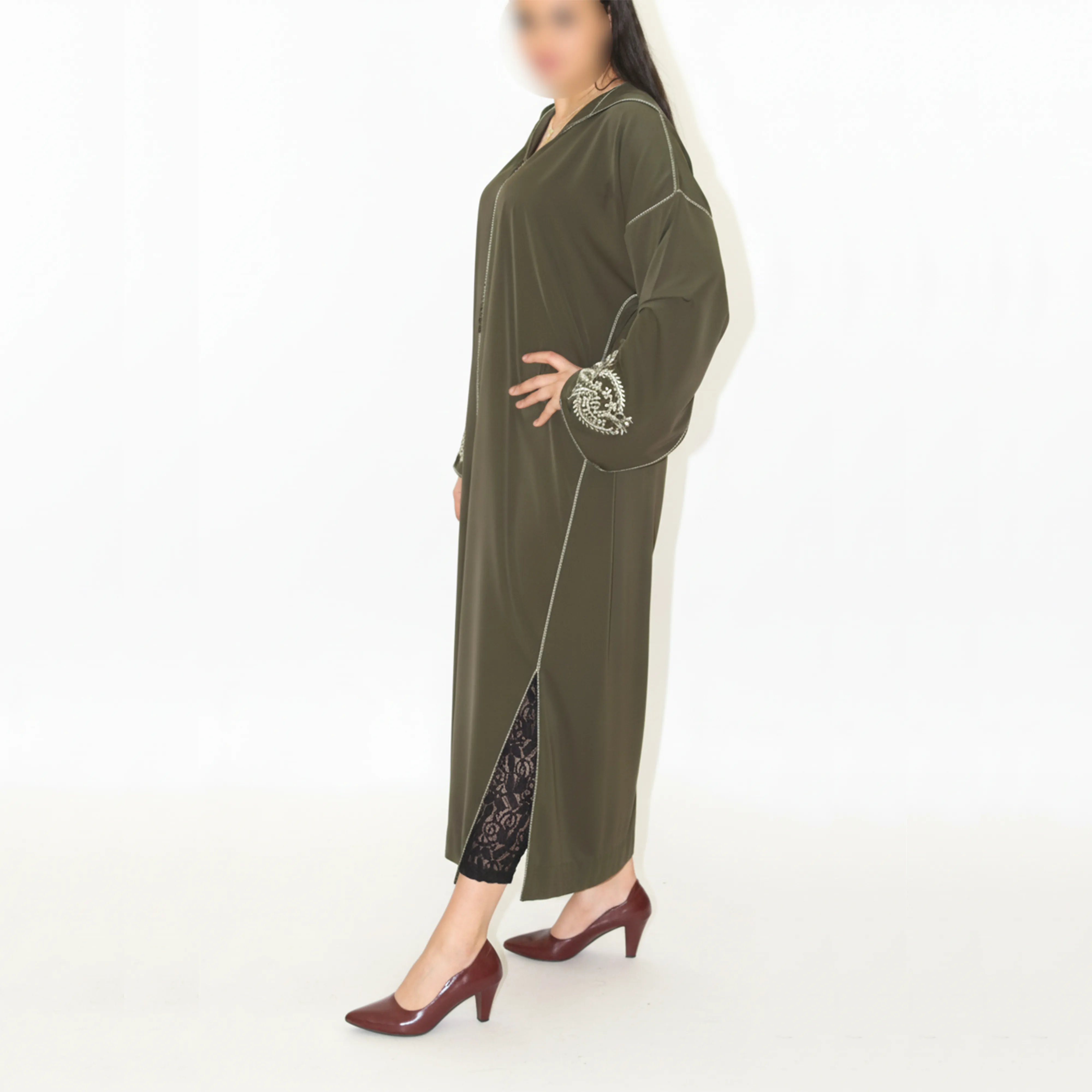 Djellaba moderne vert olive avec capuche et broderies beiges | Caftan marocain élégant pour femme