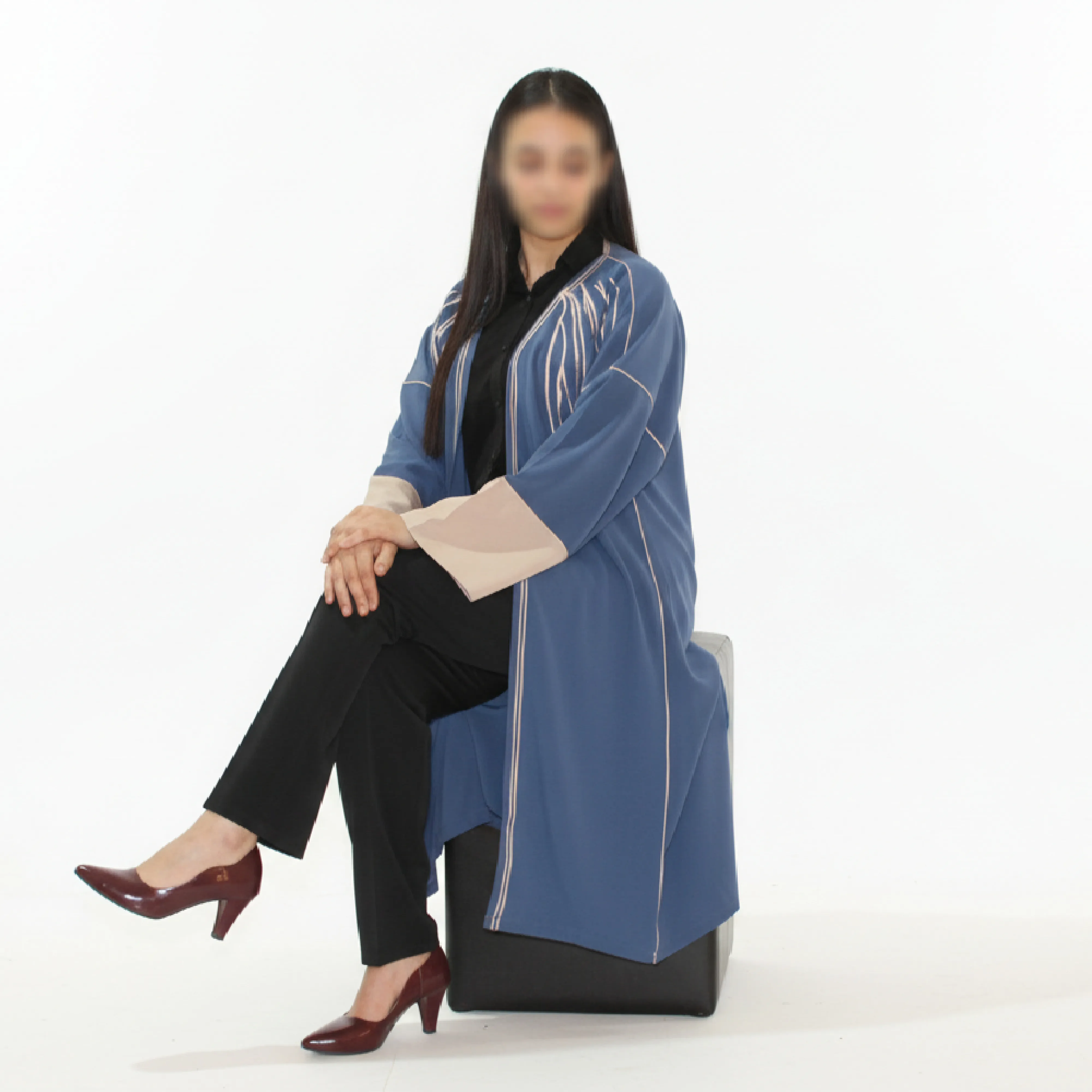 Abaya Moderne Bleue avec Manches Beiges Élégantes