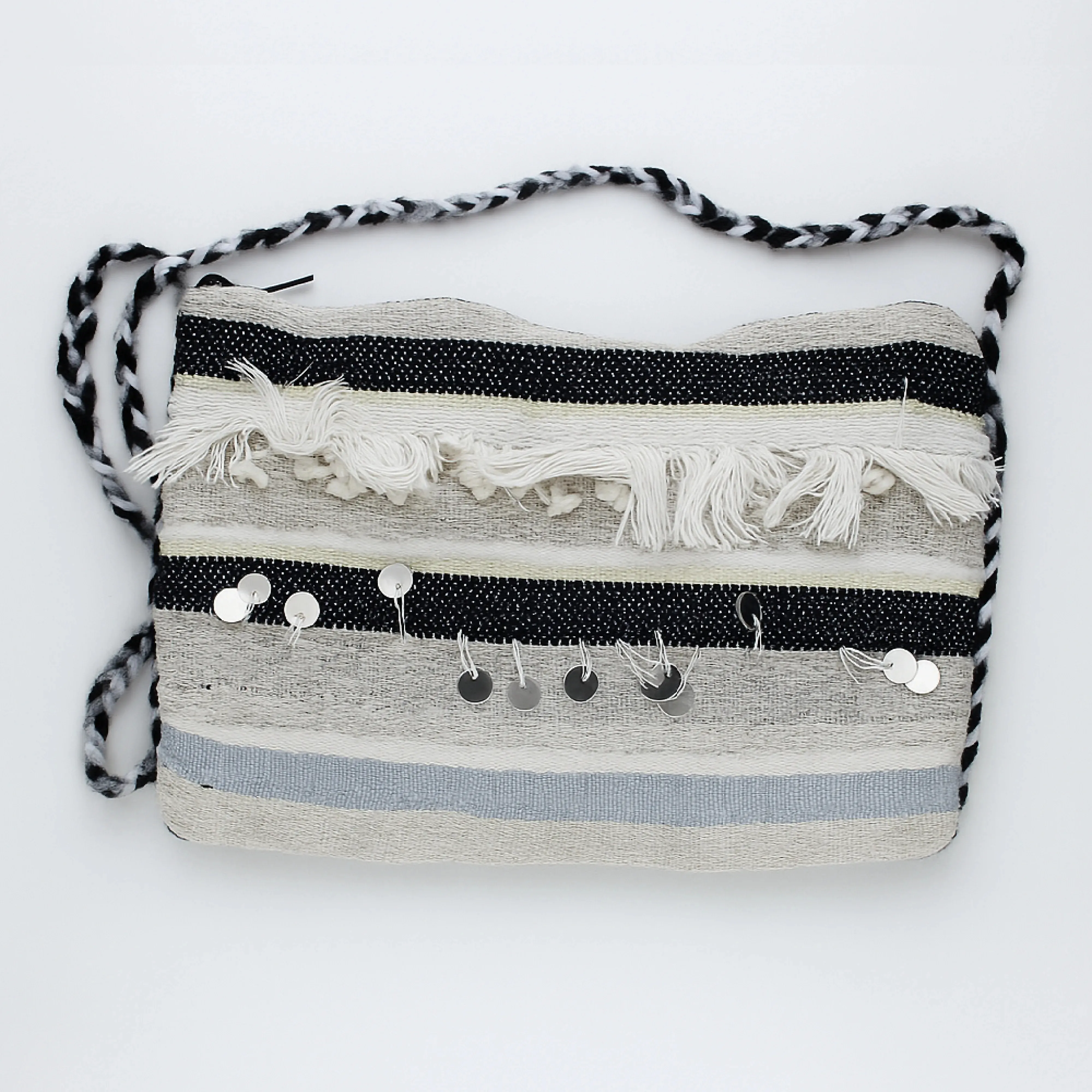 Sac berbère artisanal noir et beige à franges et paillettes – Fait main au Maroc