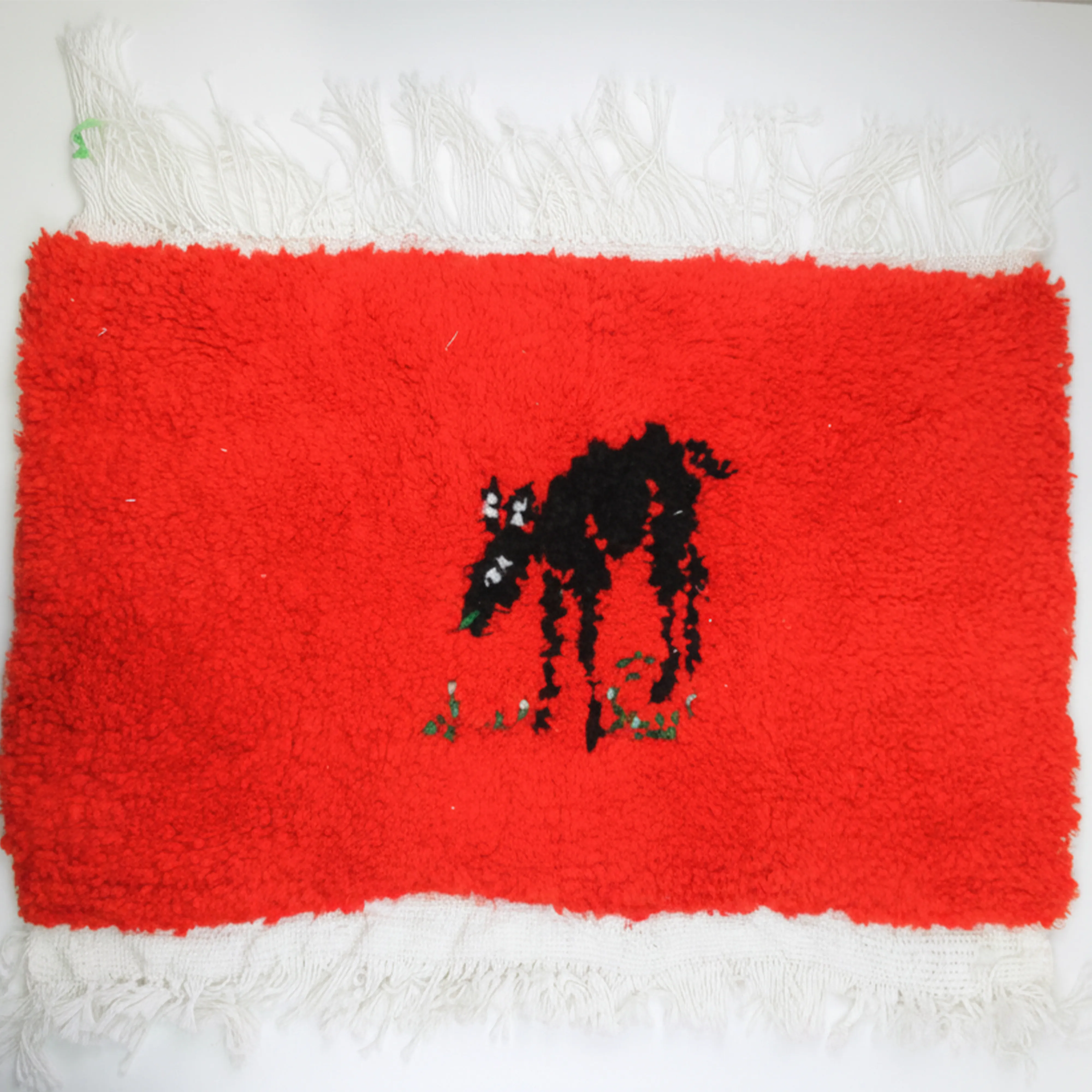 Tapis artisanal marocain rouge avec motif animal noir – Fait main en laine naturelle