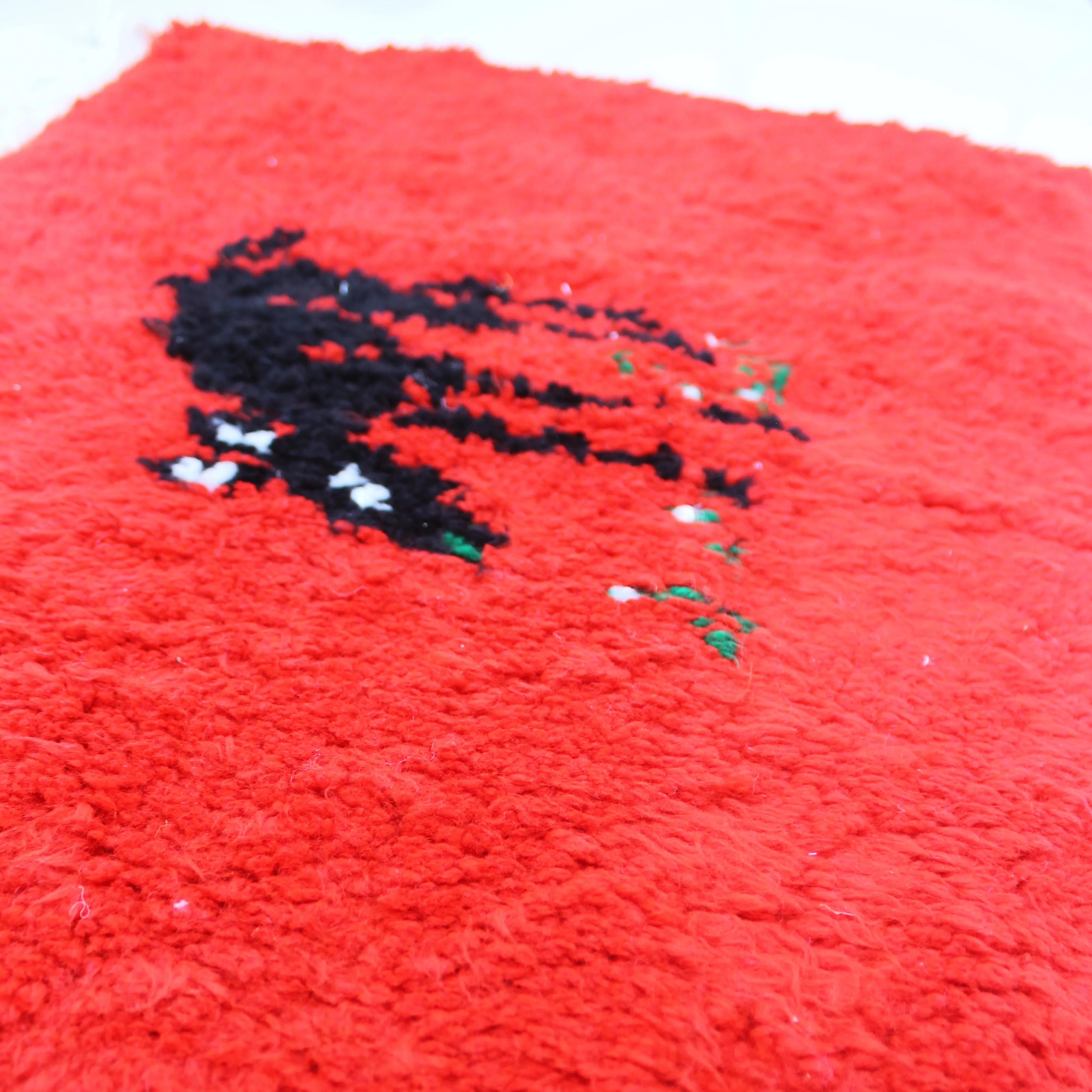 Tapis artisanal marocain rouge avec motif animal noir – Fait main en laine naturelle