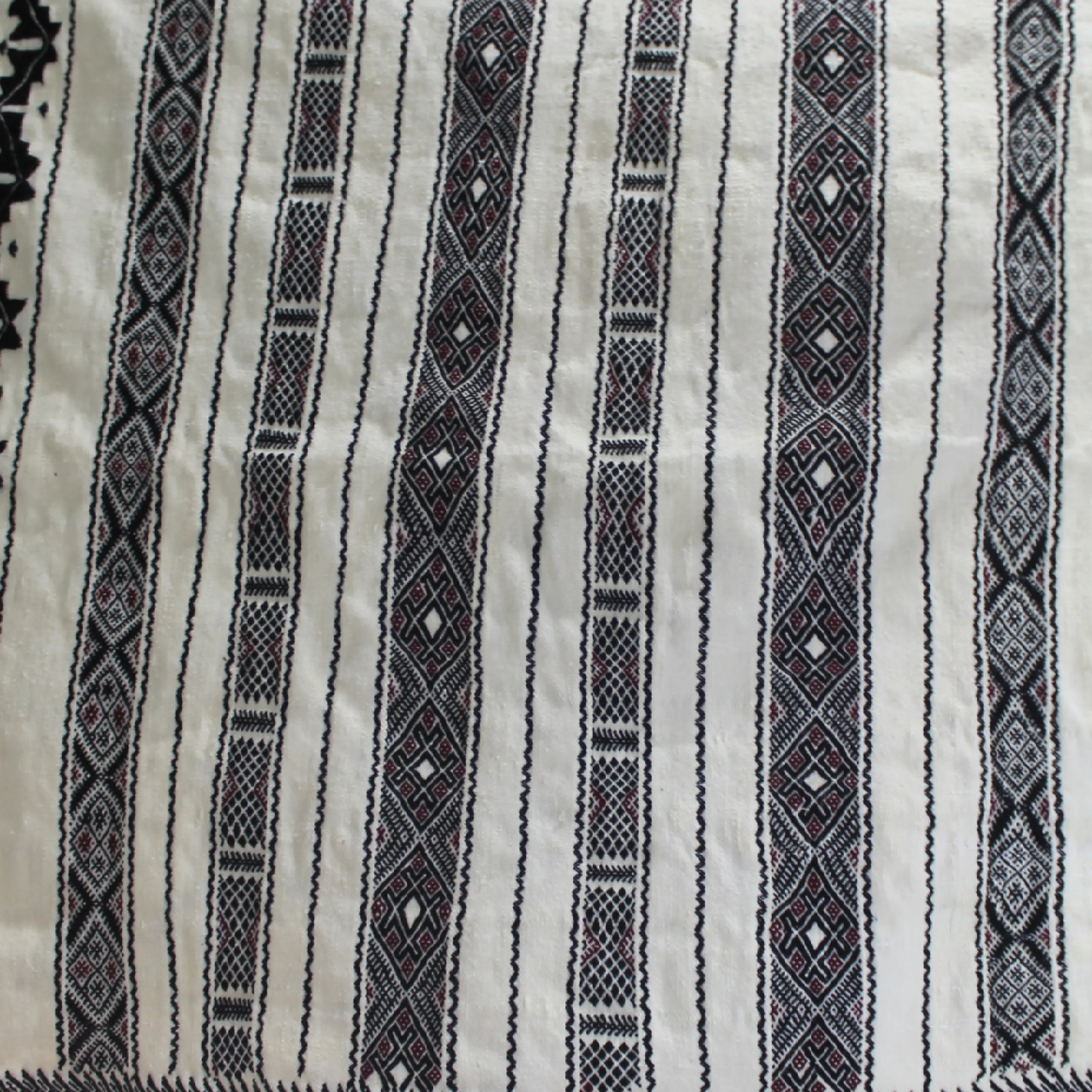 Tapis berbère artisanal à rayures noires et blanches – Fait main en laine naturelle