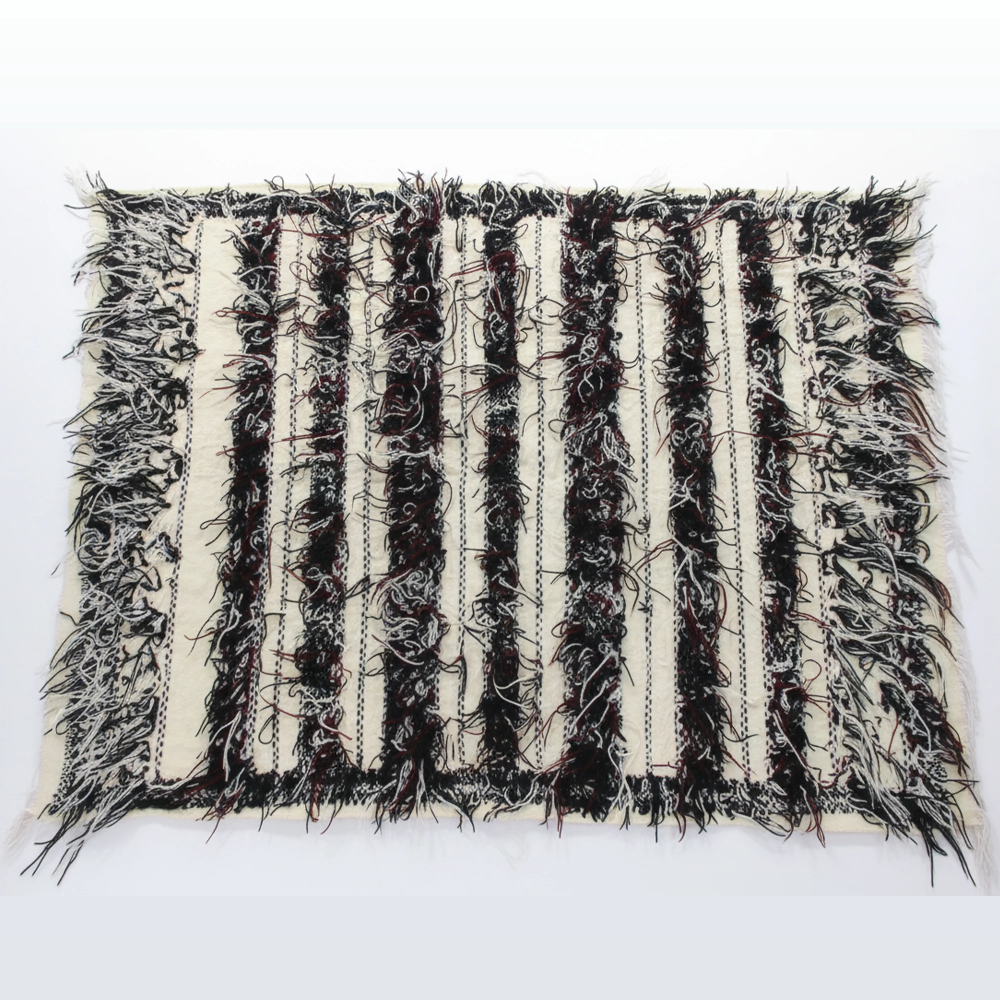 Tapis berbère artisanal à rayures noires et blanches – Fait main en laine naturelle
