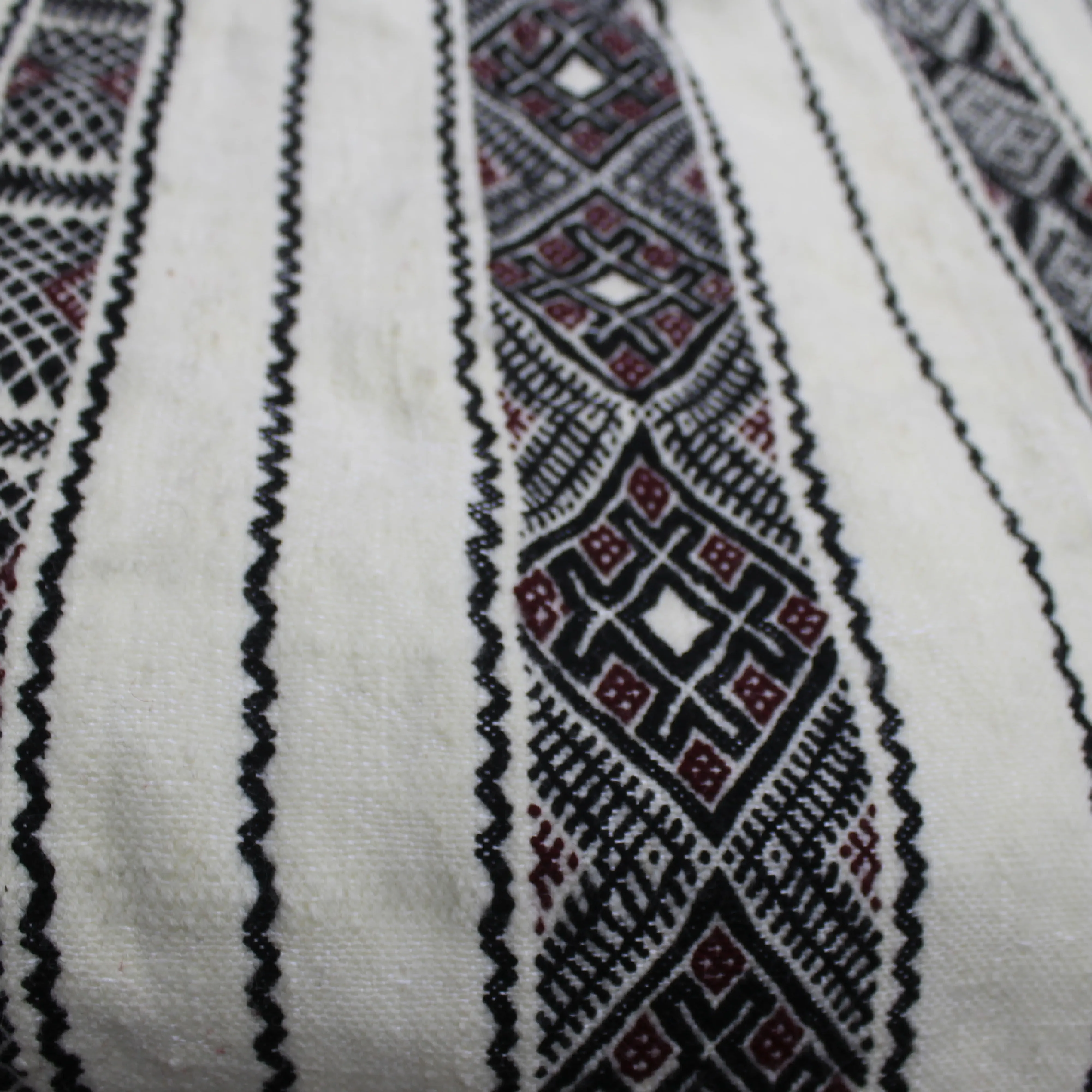 Tapis berbère artisanal à rayures noires et blanches – Fait main en laine naturelle