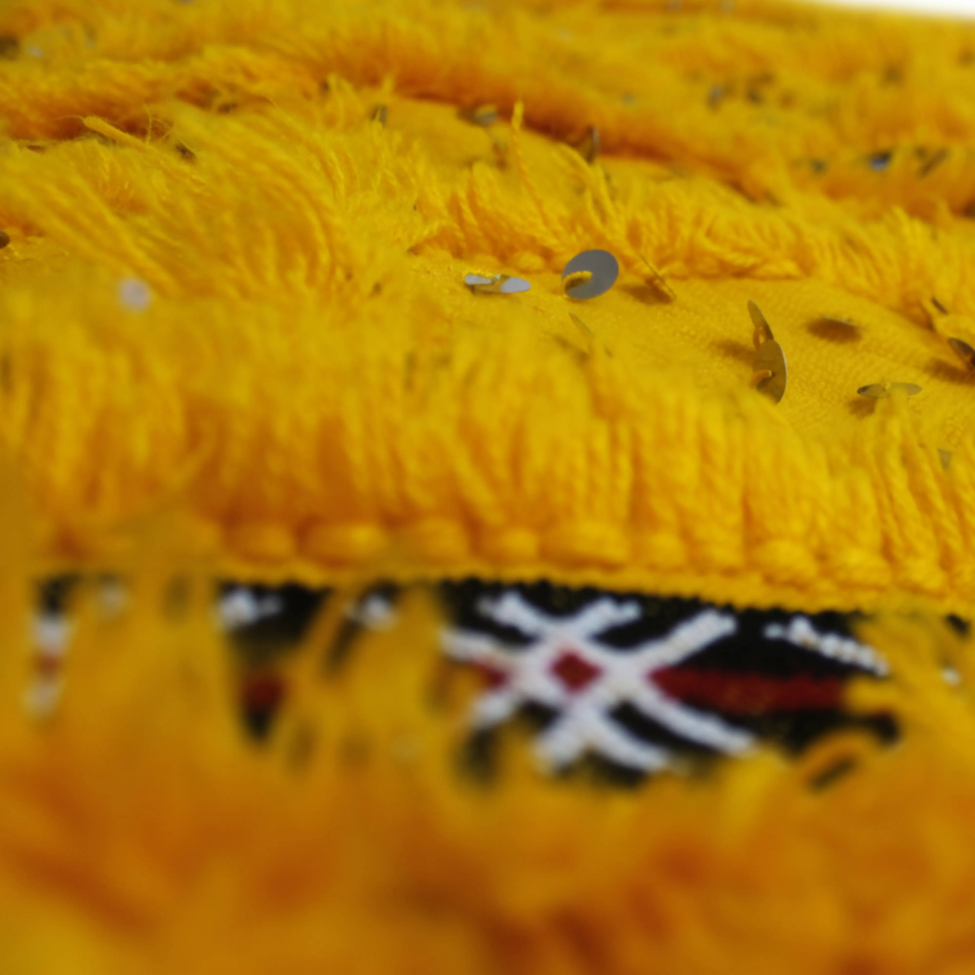 Tapis de lit jaune 1.5m x 1m avec deux coussins – Fait main au Maroc