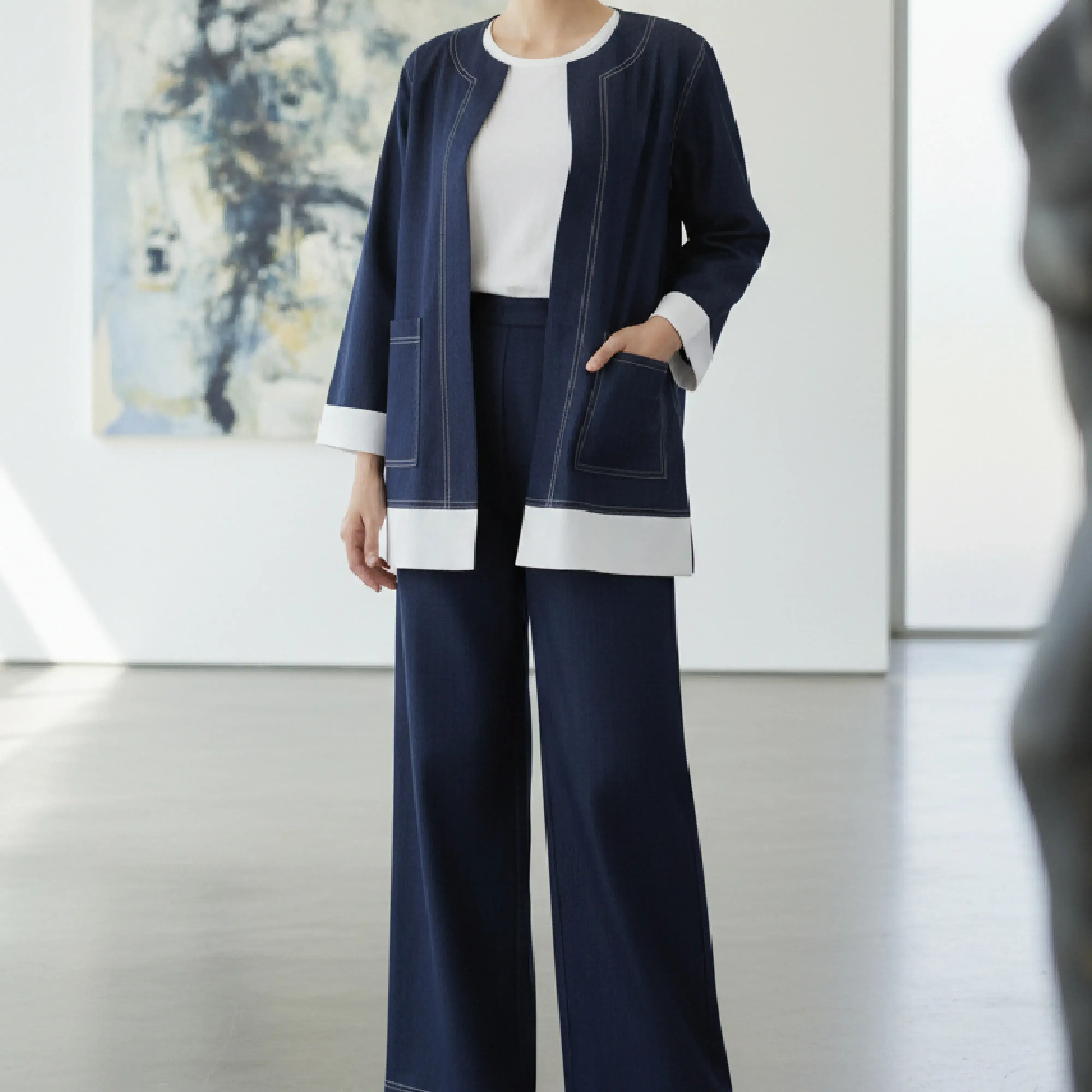 Ensemble Élégant Bleu Marine à Finitions Blanches – Style Chic et Moderne
