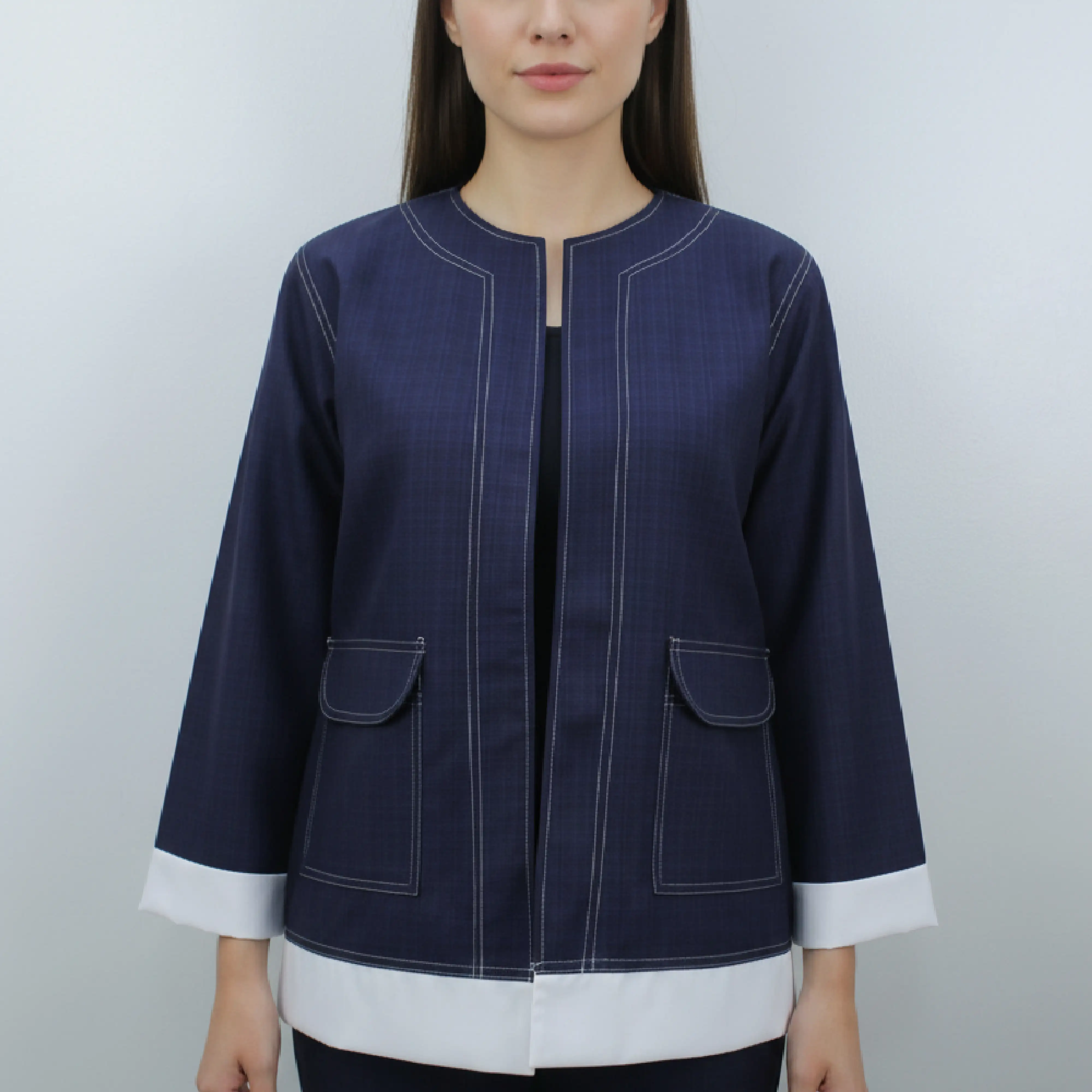 Ensemble Élégant Bleu Marine à Finitions Blanches – Style Chic et Moderne