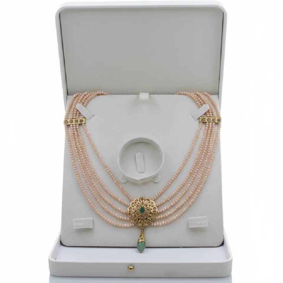 Collier Ras du Cou Maharani Multi-Rangs de Perles Roses avec Pendentif Floral en Argent et Jade