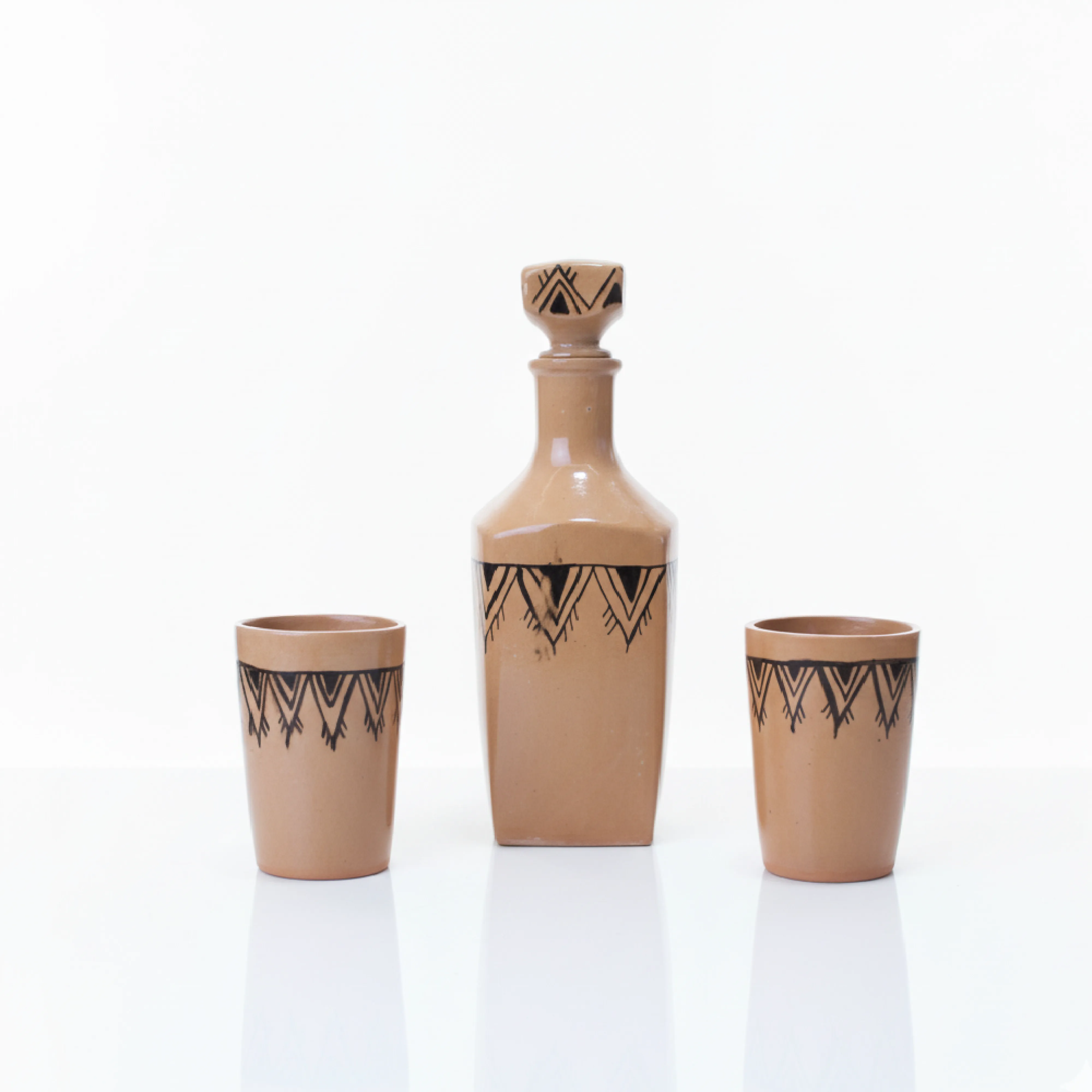Set artisanal en céramique – Carafe et 2 gobelets décorés