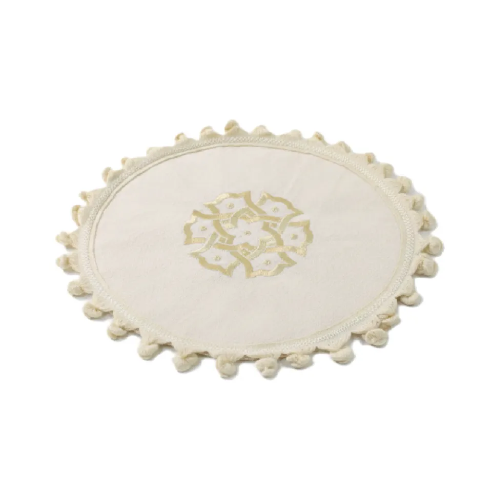 Napperon Artisanal Brodé avec Pompons – Élégance Traditionnelle